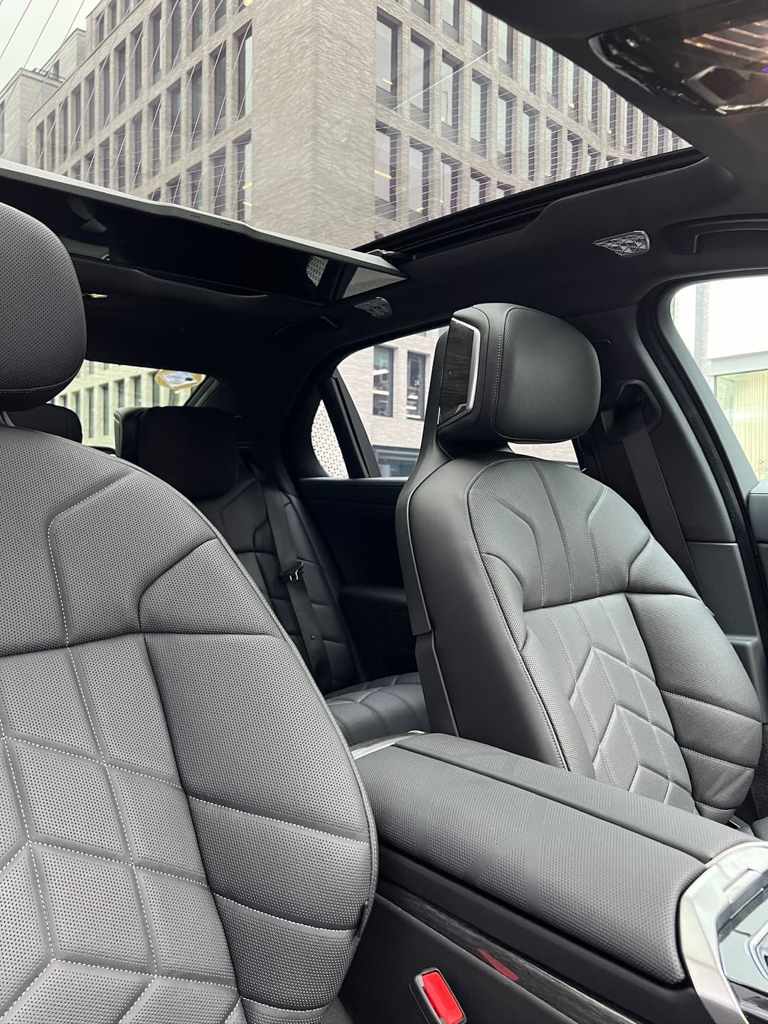 BMW 7 Series photo 2